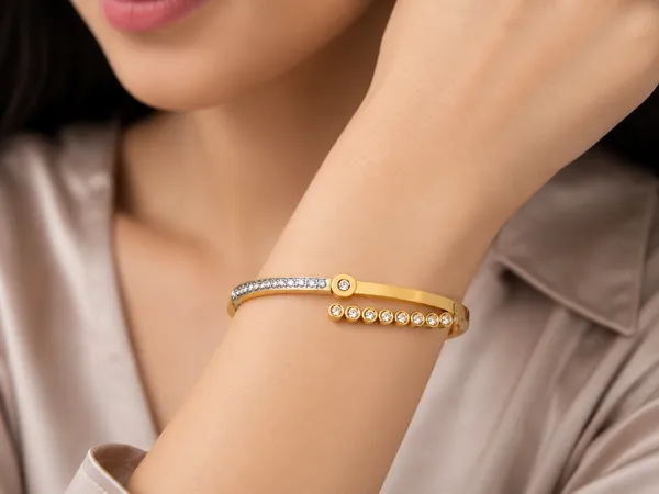 Zeeba_Radiance_Gold_Plated_American_Diamond_Designer_Bracelet_for_Women