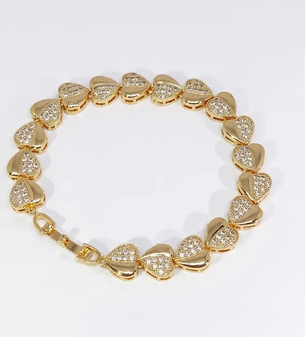 Gold_Metal_Heart_Link_Embellished_Chain_Bracelet_For_Women_(BRADCN-02)