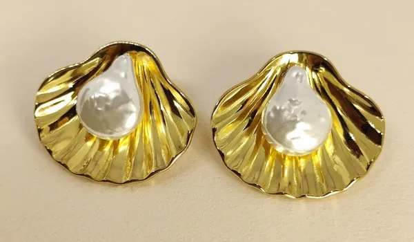 Gold_Plated_Shell_Pearl_Stud_Earrings_For_Women_(ERSS-25)