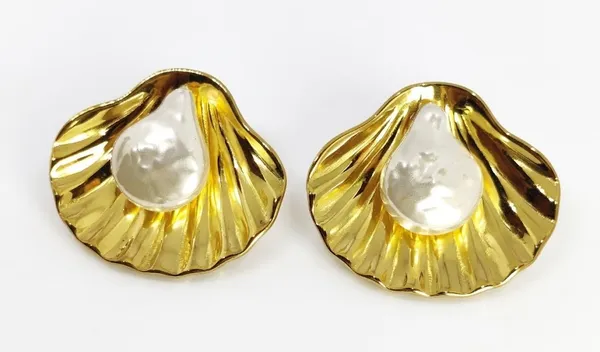Gold_Plated_Shell_Pearl_Stud_Earrings_For_Women_(ERSS-25)