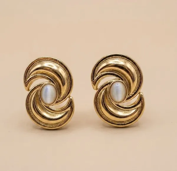 Gold_Stainless_Steel_Swirl_Pearl_Stud_Earrings_For_Women_(ERSS-37B)