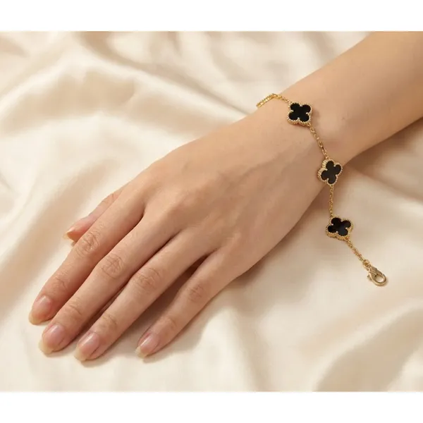 Gold_Black_Onyx_Four_Leaf_Clover_Chain_Bracelet_For_Women_(BRSSCN-01B)