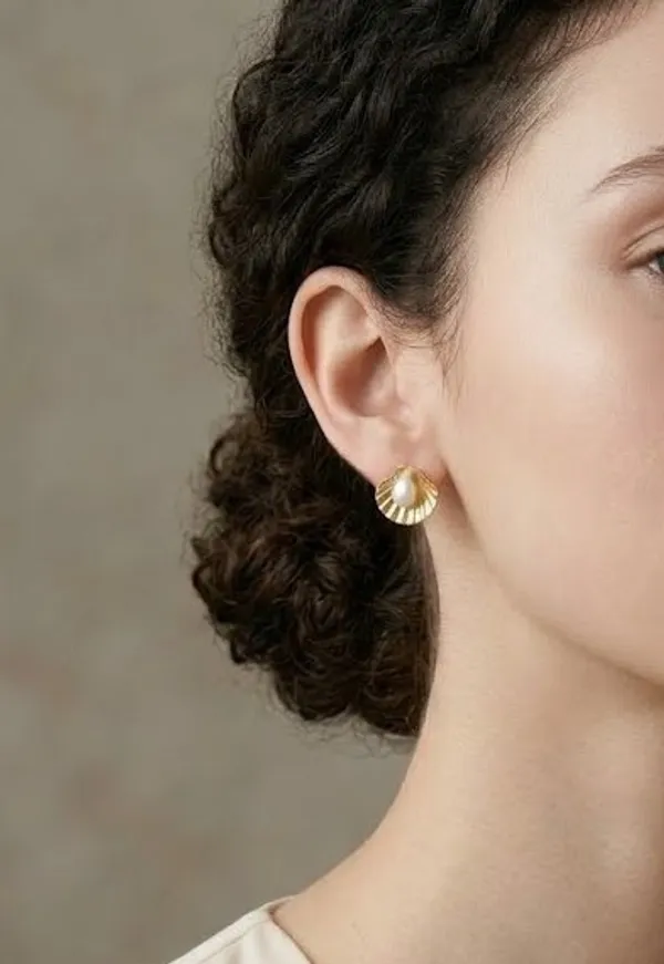 Gold_Plated_Shell_Pearl_Stud_Earrings_For_Women_(ERSS-25)