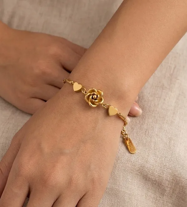 Gold_Stainless_Steel_Flower_Heart_Charm_Chain_Bracelet_For_Women_(BRSSCN-05)