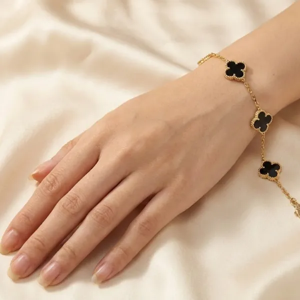 Gold_Black_Onyx_Four_Leaf_Clover_Chain_Bracelet_For_Women_(BRSSCN-01B)