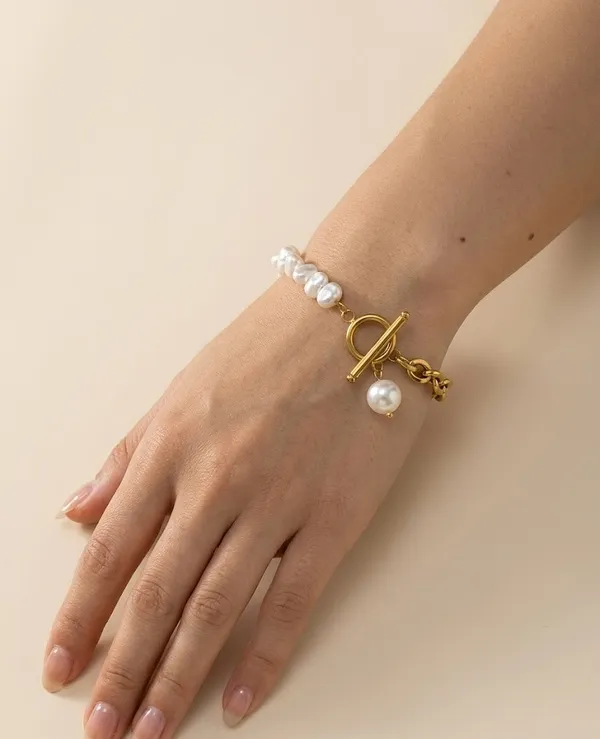 Gold_Stainless_Steel_Pearl_Chain_Toggle_Bracelet_For_Women_(BRSSCN-08)
