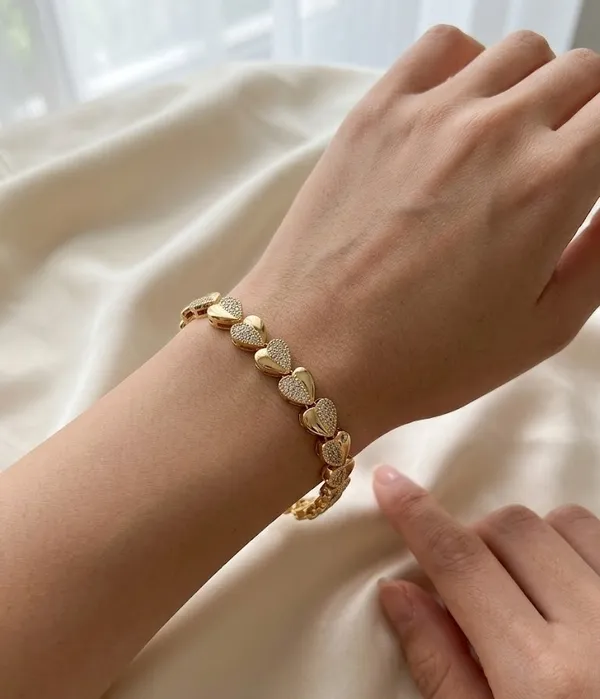 Gold_Metal_Heart_Link_Embellished_Chain_Bracelet_For_Women_(BRADCN-02)