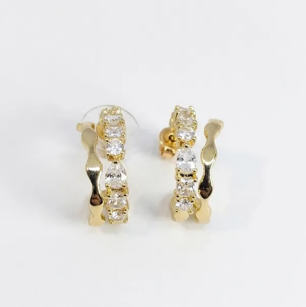 Gold_Metal_Wavy_Cubic_Zirconia_Hoop_Earrings_For_Women_(ERAD-05)