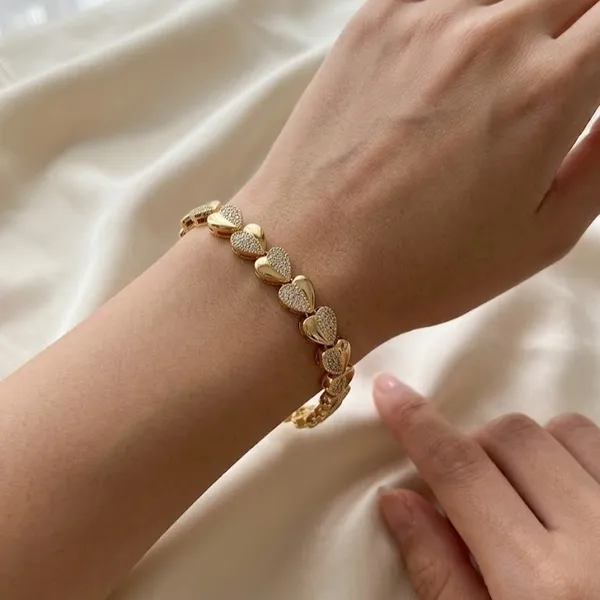Gold_Metal_Heart_Link_Embellished_Chain_Bracelet_For_Women_(BRADCN-02)
