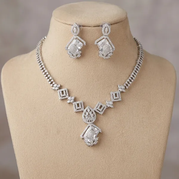Crystal_Luxe_Geometric_Necklace_Set