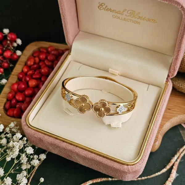 Eternal_Blossom_Clover_Bangle_Bracelet