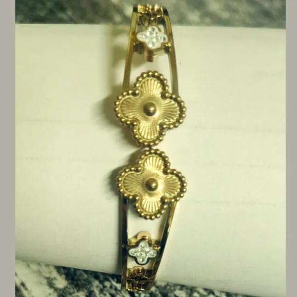 Eternal_Blossom_Clover_Bangle_Bracelet