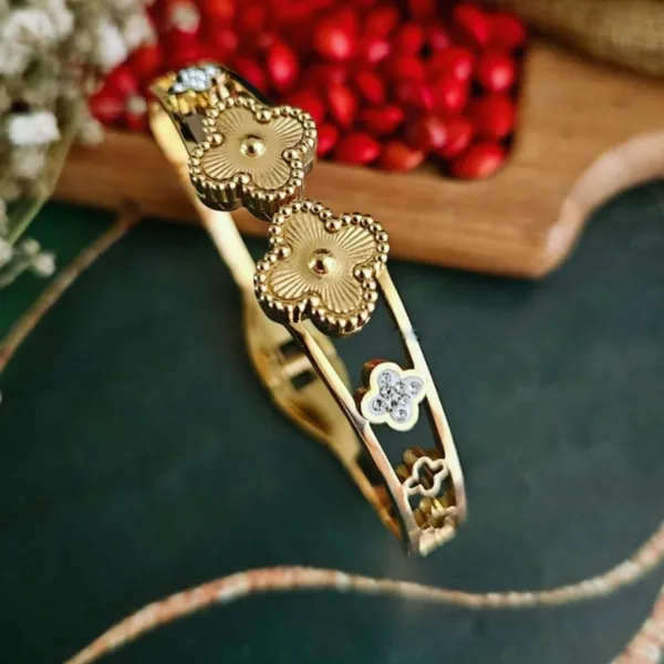 Eternal_Blossom_Clover_Bangle_Bracelet