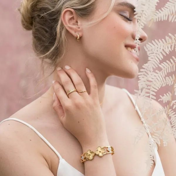 Eternal_Blossom_Clover_Bangle_Bracelet