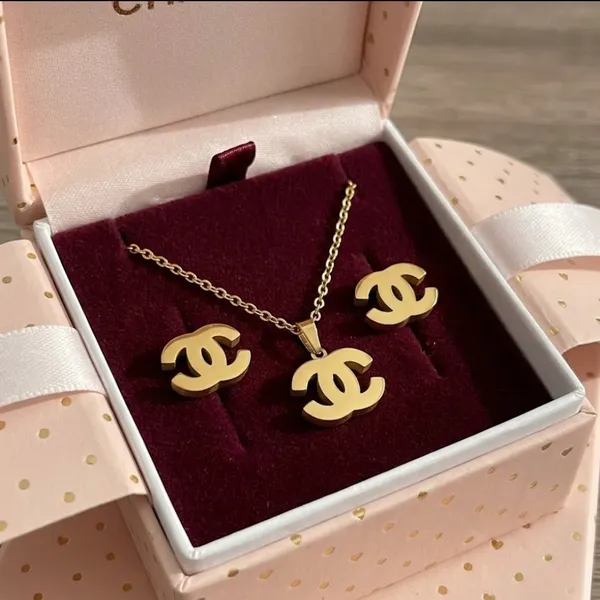 Iconic_Interlocking_Pendant_&_Stud_Set