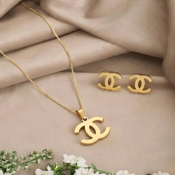 Iconic_Interlocking_Pendant_&_Stud_Set