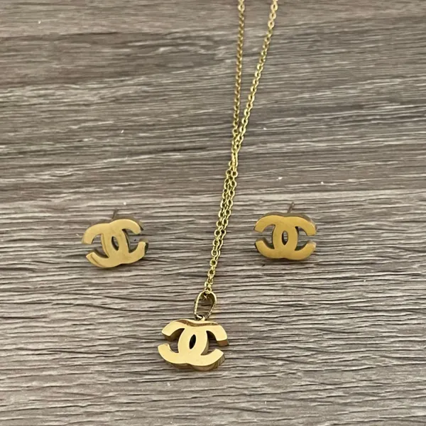 Iconic_Interlocking_Pendant_&_Stud_Set