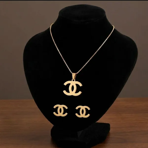 Iconic_Interlocking_Pendant_&_Stud_Set