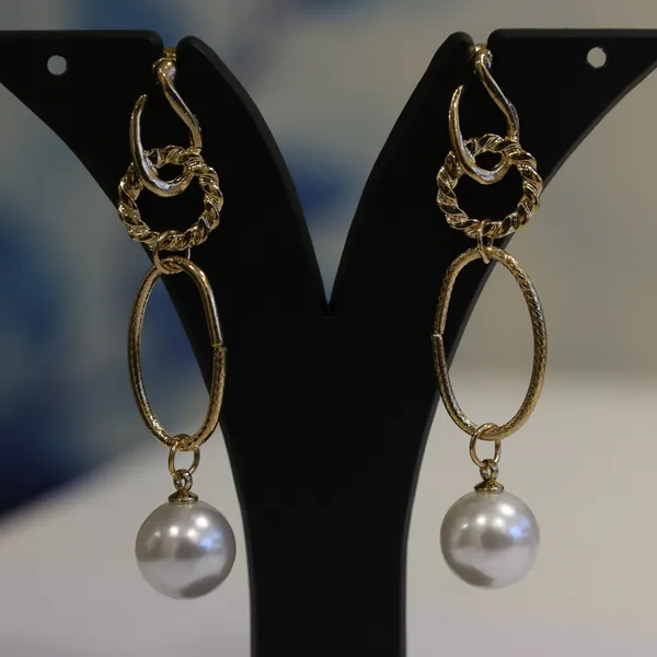 Textured_Gold_Link_&_Pearl_Drop_Earrings