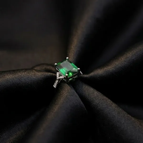 Emerald_Elegance_Statement_Ring