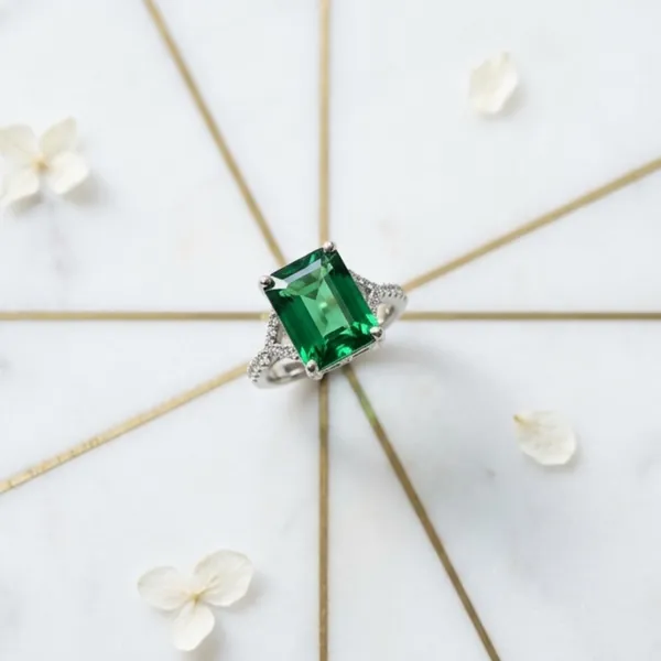 Emerald_Elegance_Statement_Ring