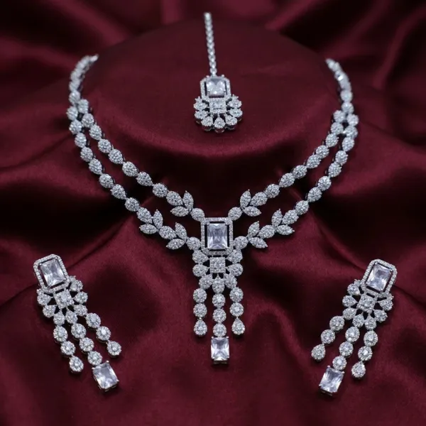 Elegant_Crystal_Drop_Jewelry_Set_With_Maang_Tikka