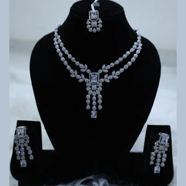 Elegant_Crystal_Drop_Jewelry_Set_With_Maang_Tikka