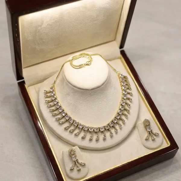 Elegant_Crystal_Fringe_Necklace_Set