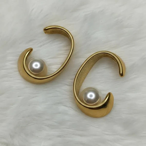 Elegant_Gold_Pearl_Hoop_Earrings