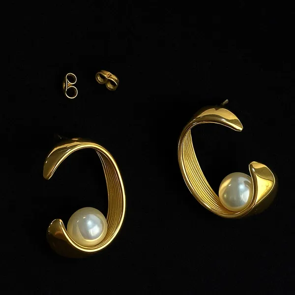 Elegant_Gold_Pearl_Hoop_Earrings