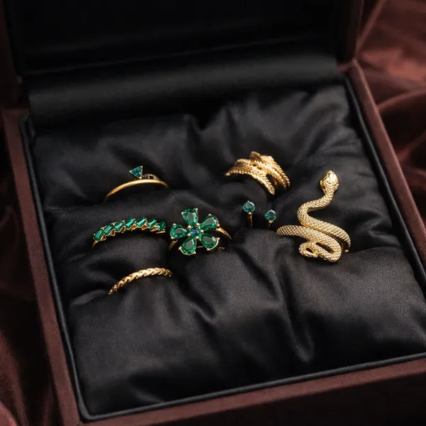 Emerald_And_Gold_Snake_Ring_Set_-_Jr102