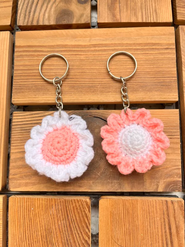 Sunflower_Crochet_Keychain_(white)