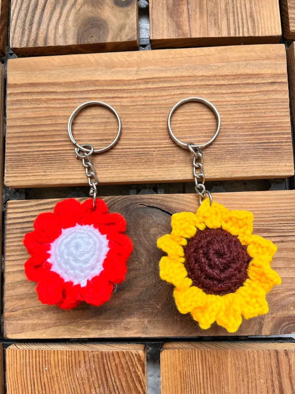 Sunflower_Crochet_Keychain_(red)