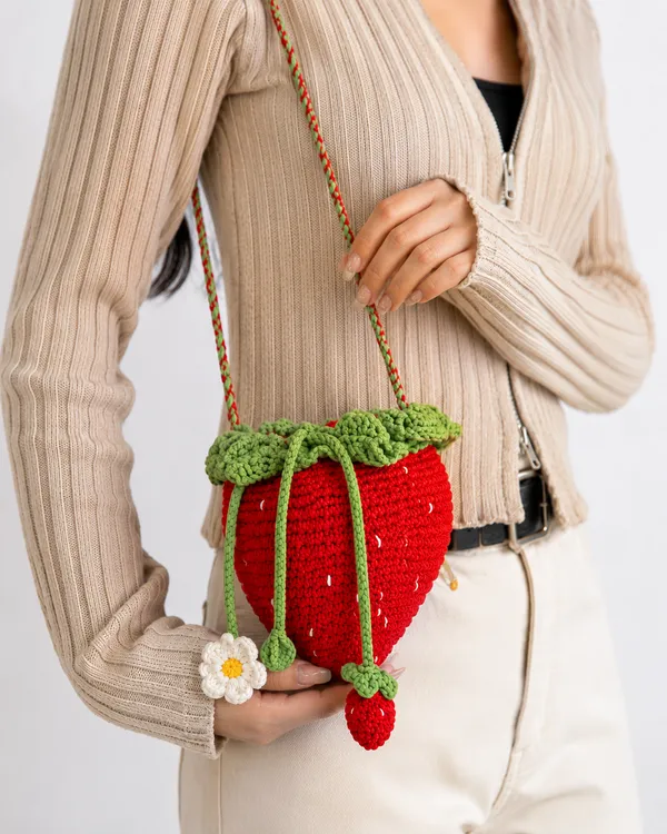 Strawberry_Picnic_Sling_Bag