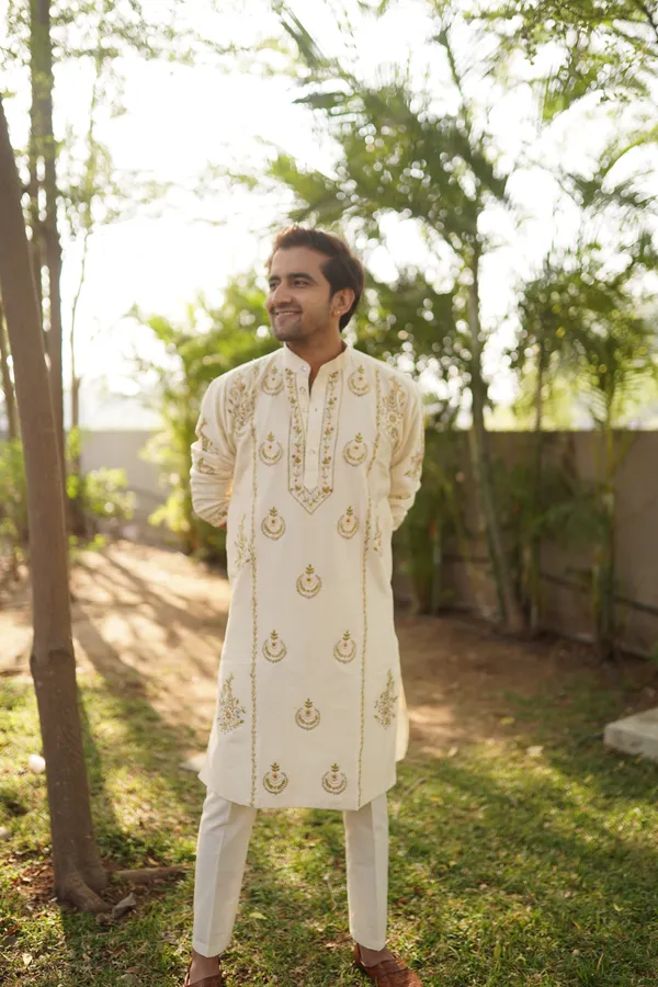 Off-white_embroidery_kurta_full_set