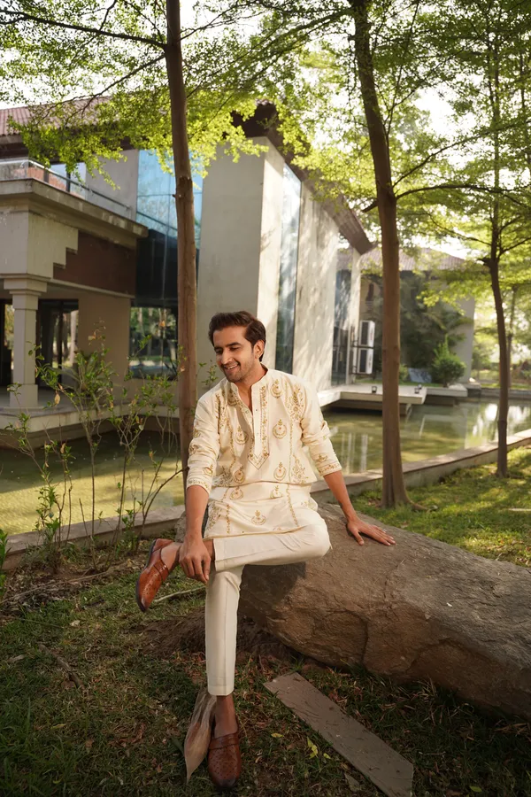 Off-white_embroidery_kurta_full_set