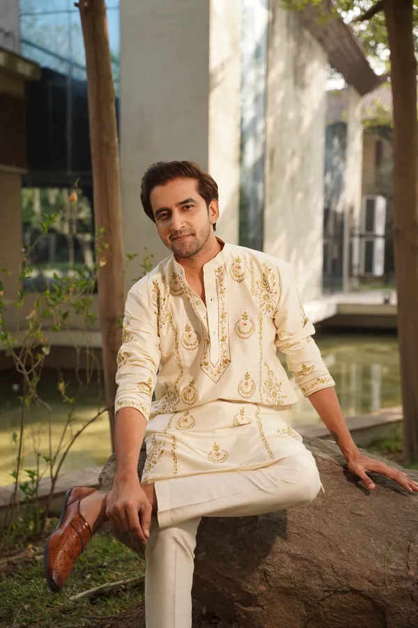 Off-white_embroidery_kurta_full_set
