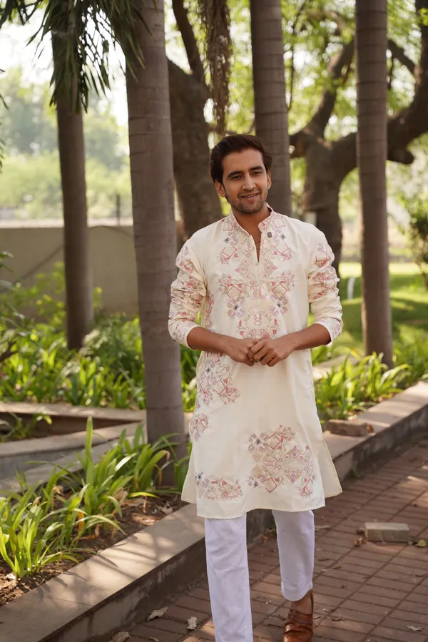Off-white_embroidery_kurta_full_set