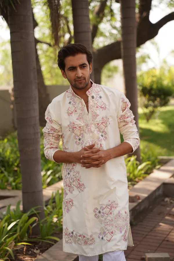 Off-white_embroidery_kurta_full_set