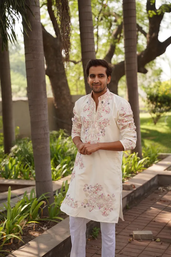Off-white_embroidery_kurta_full_set