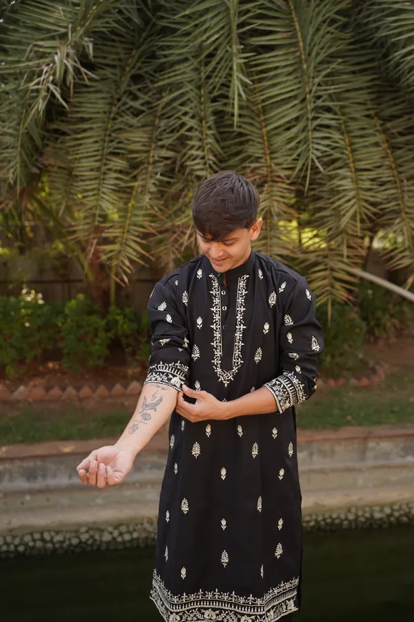 Black_heavy_embroidery_kurta_full_set