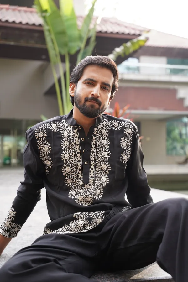 Black_heavy_embroidery_kurta_full_set