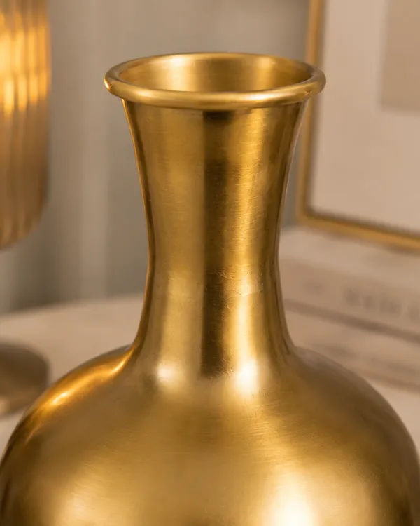 Premium_Brass_Finish_Vase_For_Home_Decor