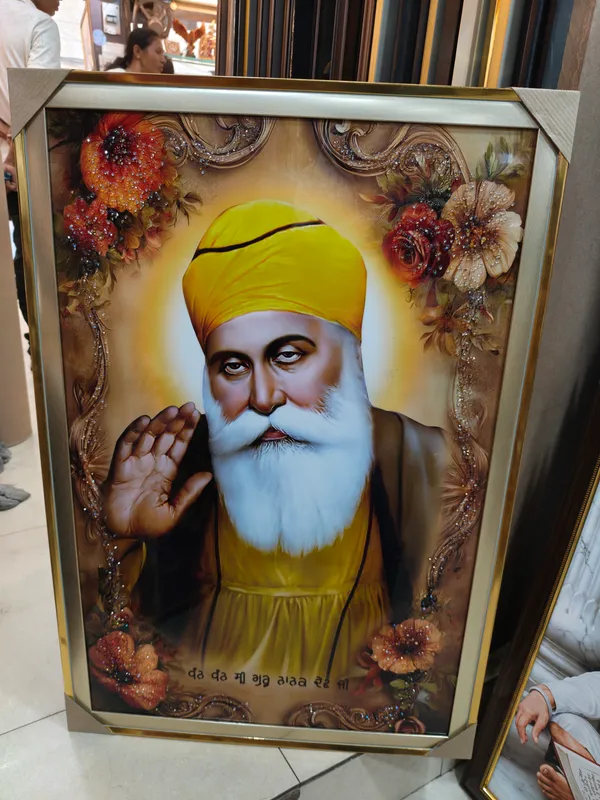Decorative_Photo_Frame_With_Floral_Embellishments