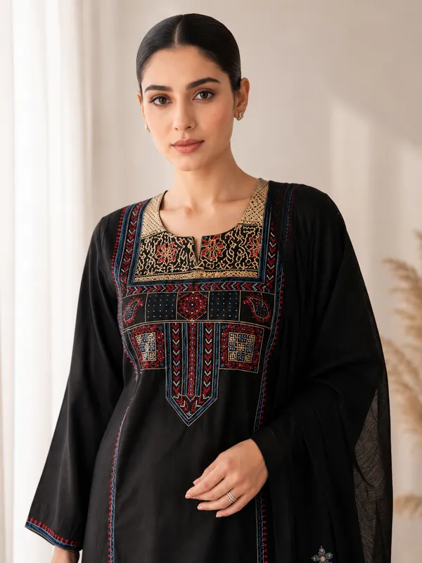 Black_Straight_Kurta_Set_With_Dupatta_for_Women