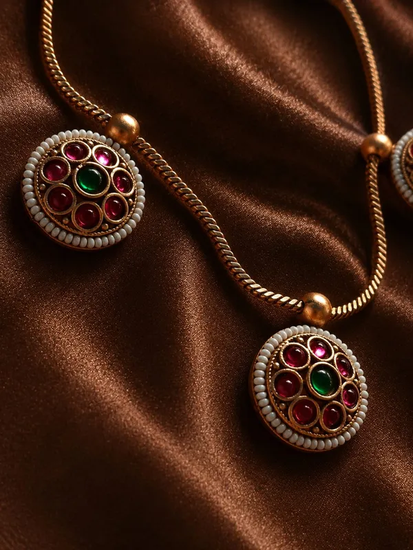 Circular_Pendant_Necklace_with_Matching_Earrings