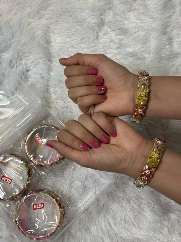 Gold_Glass_Floral_Embellished_Bangles_For_Women