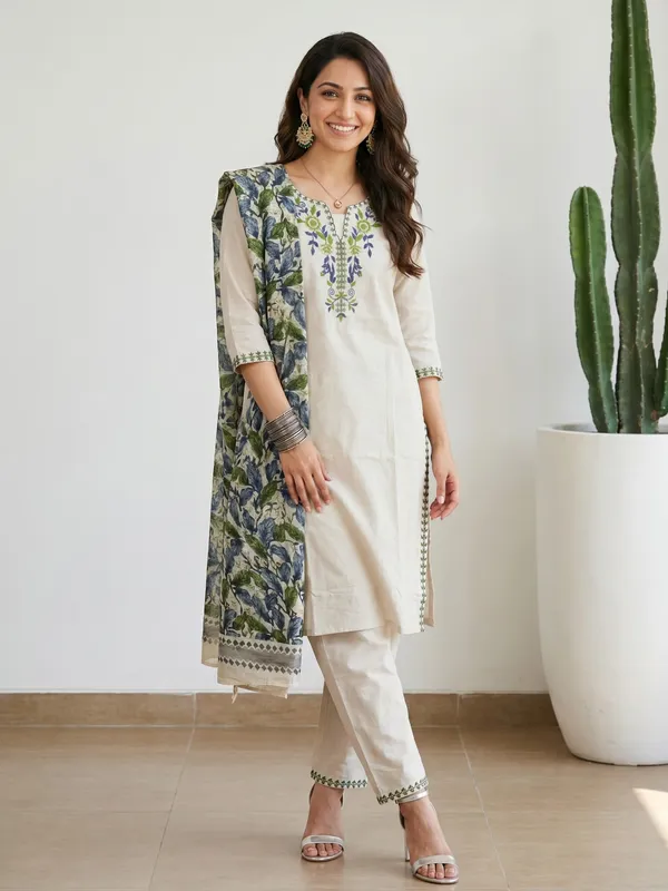 Off_White_Embroidered_Floral_Kurta_Set_For_Women