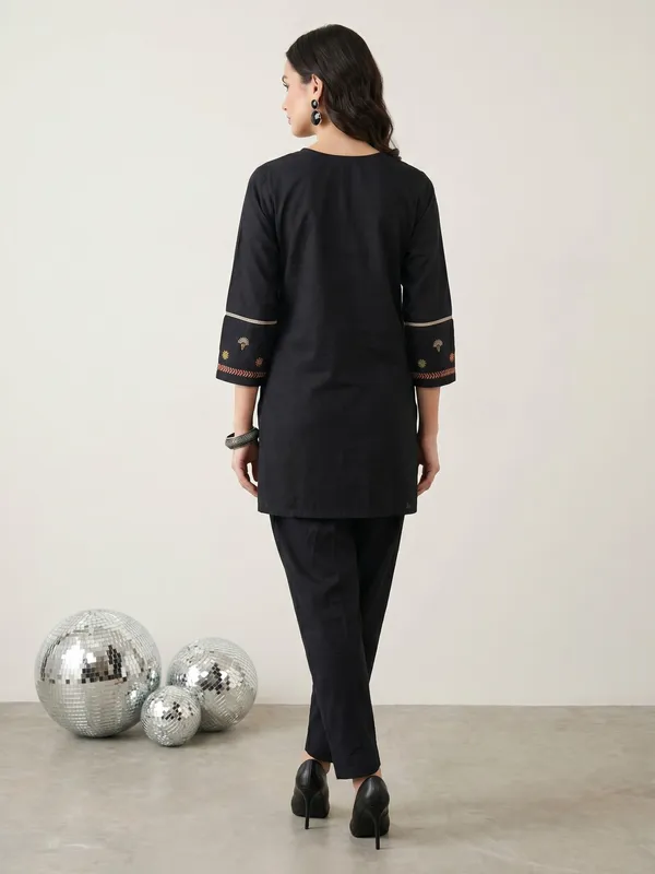 Black_Embroidered_Kurta_Set_For_Women