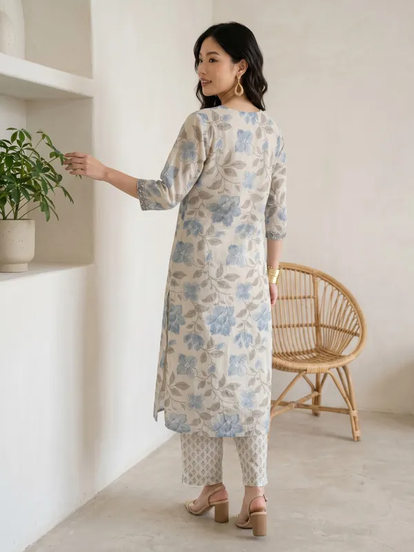 Blue_And_White_Floral_Print_Cotton_Kurta_Set_For_Women